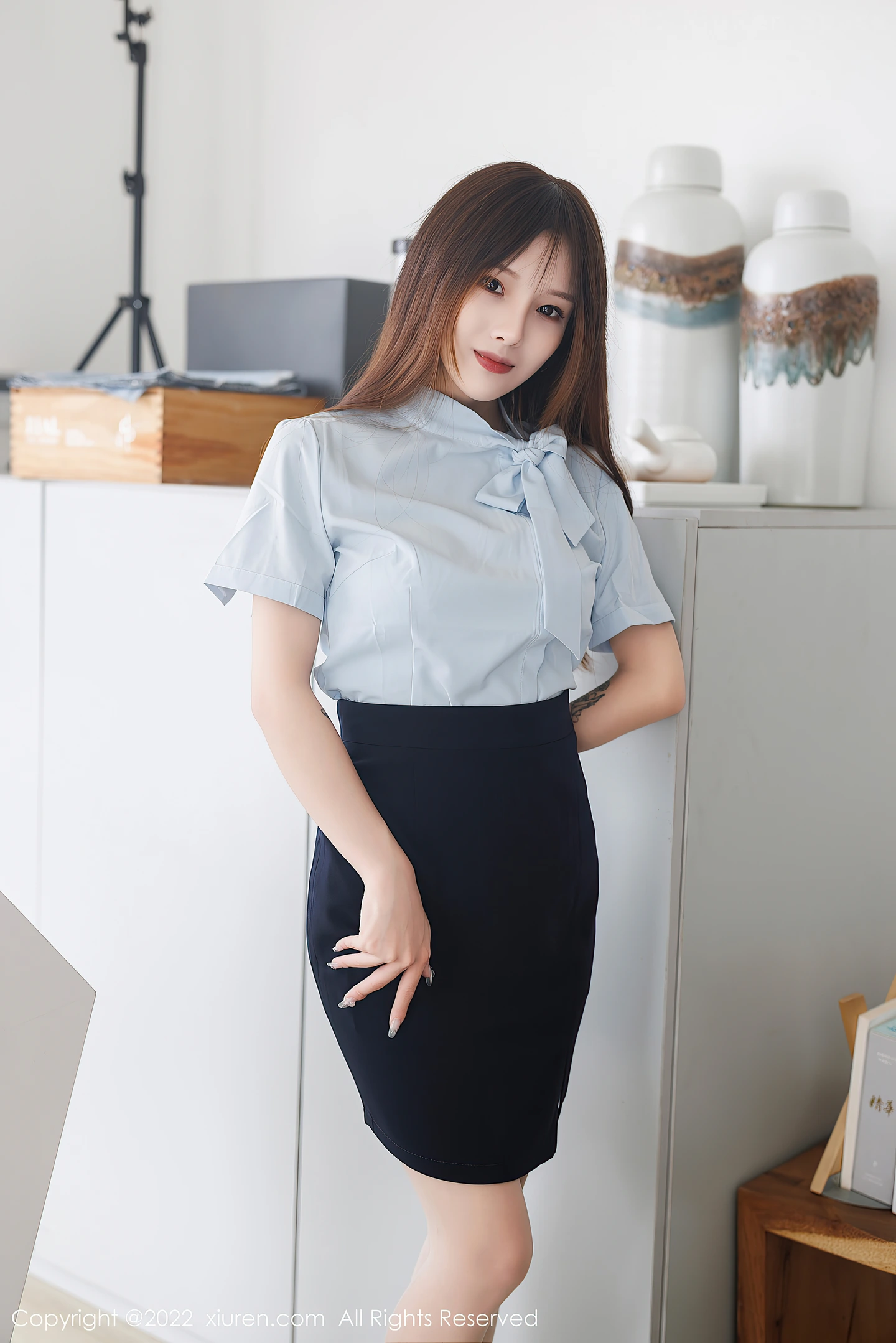 图片[2]-[XiuRen秀人网] VOL.5340 模特七七kiko淡蓝T配黑短裙露白色蕾丝内衣配超薄肉丝诱惑写真56P-秀人网官方网站